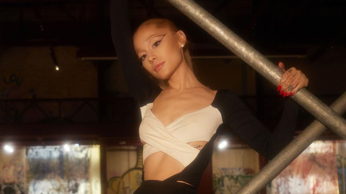 Ariana Grande 'càn quét' loạt BXH Billboard, chính thức san bằng kỷ lục của Taylor Swift Ảnh 2