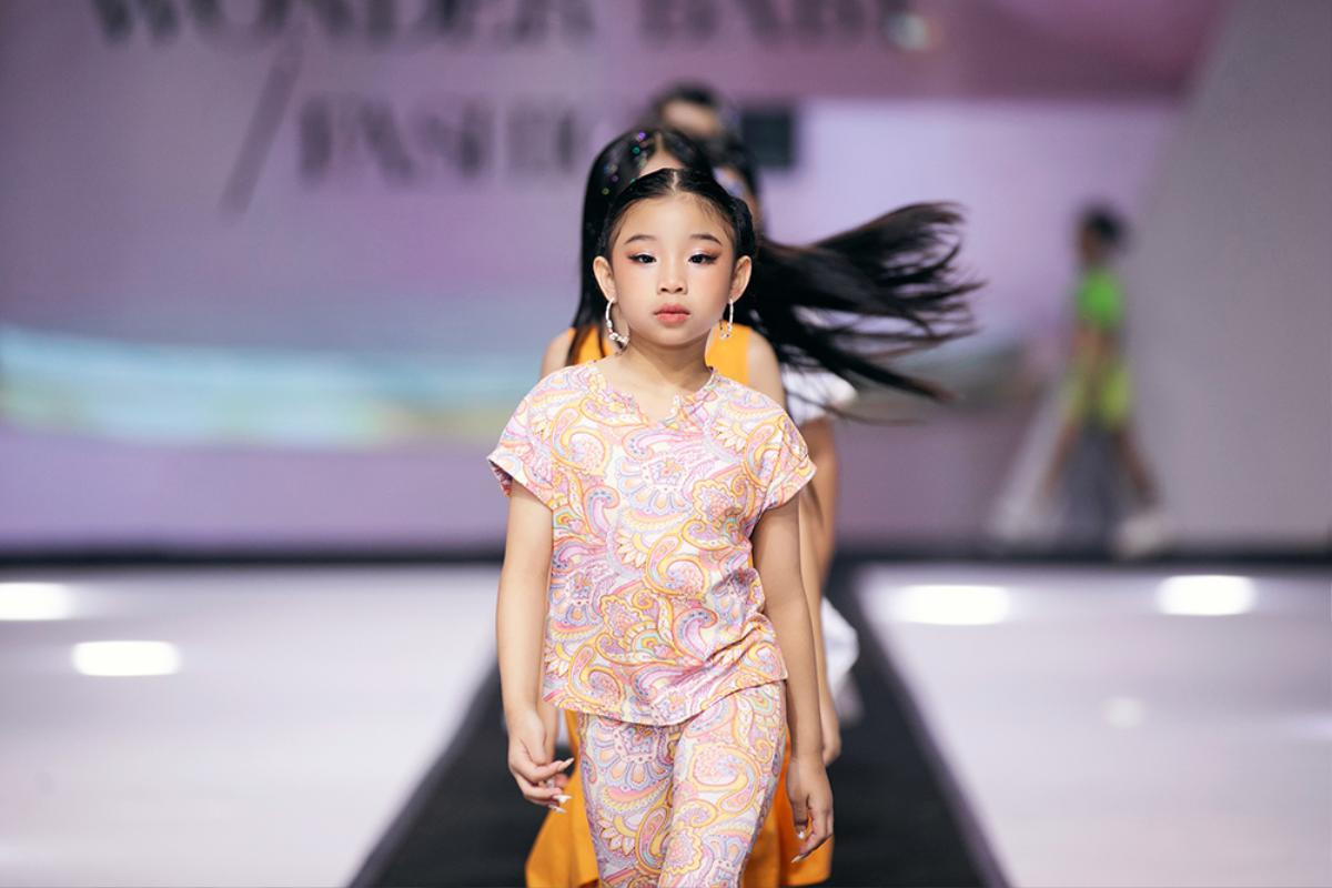 Bất ngờ danh tính mẫu nhí được Thanh Hằng ôm, Lan Khuê nắm tay trên sàn catwalk Ảnh 3