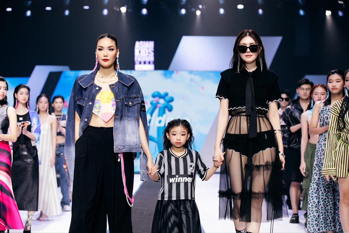 Bất ngờ danh tính mẫu nhí được Thanh Hằng ôm, Lan Khuê nắm tay trên sàn catwalk Ảnh 4