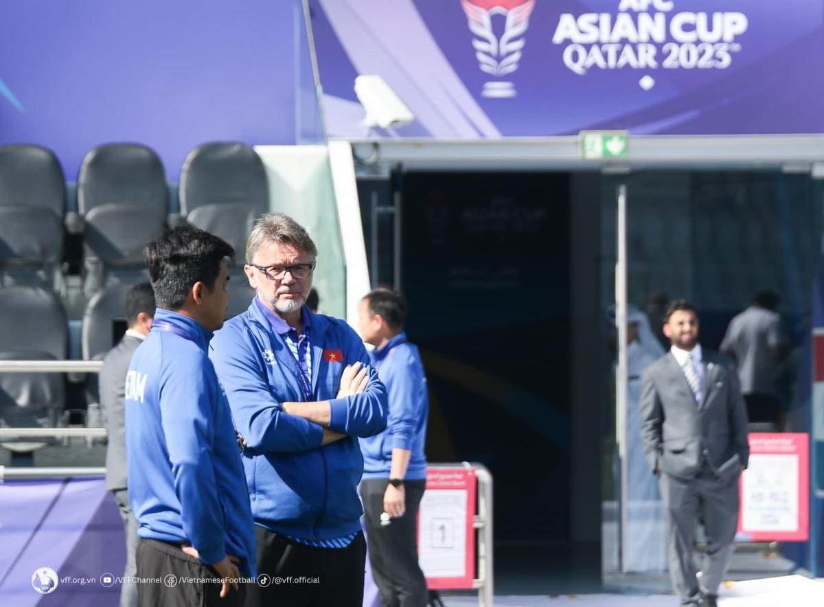 HLV Troussier có thành tích tệ đến khó tin: Hai kỳ Asian Cup liên tiếp có 1 điểm và bị loại sớm Ảnh 1