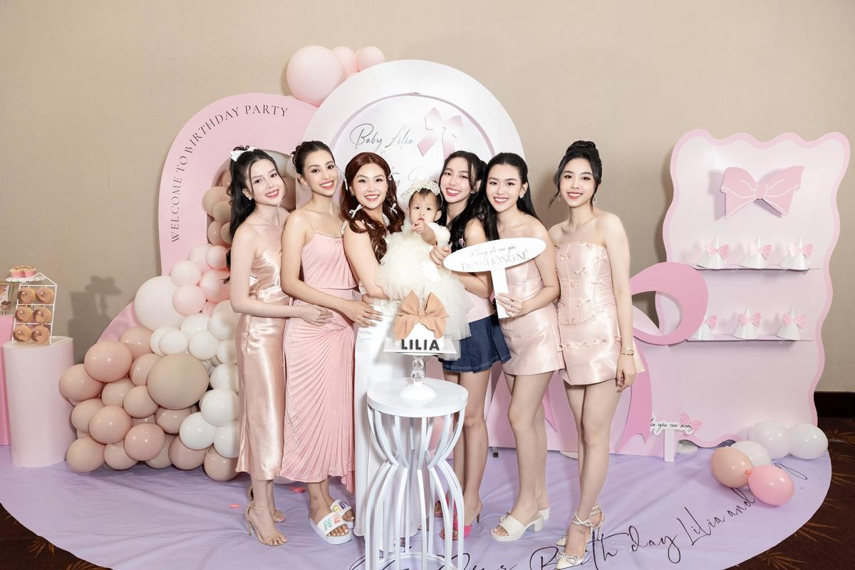 Có thể là hình ảnh về 5 người và văn bản cho biết 'Saby OBIRTHDAY To BIRTHDAY PARTY WELCOME LILIA 一 anv'