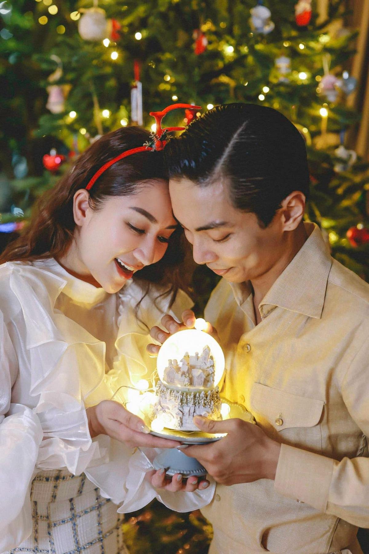 Có thể là hình ảnh về 2 người và cây thông Noel