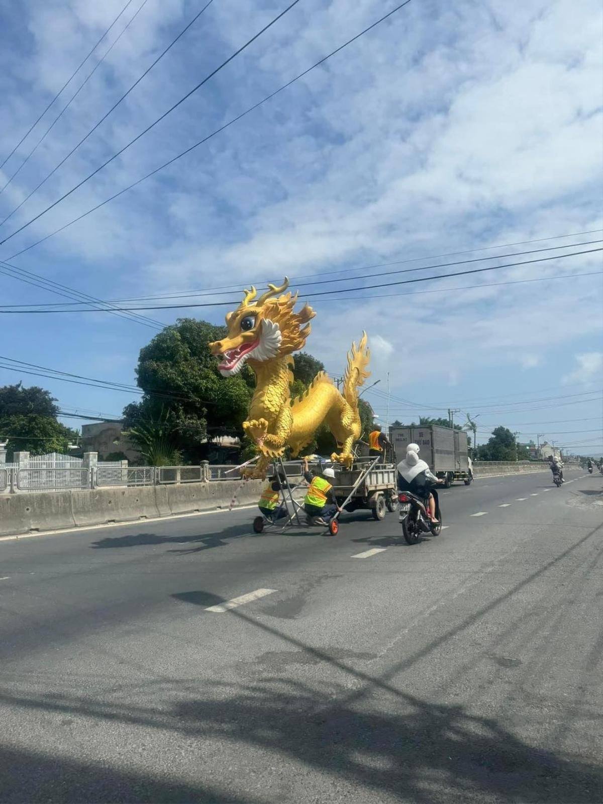 Rồng TP Cam Ranh lộ diện: Người khen dễ thương, người nói giống kỳ lân Ảnh 1