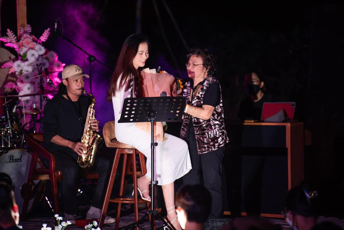 Có thể là hình ảnh về 6 người, kèn clarinet, kèn oboe, đàn violin, sáo, kèn trumpet và kèn saxophone