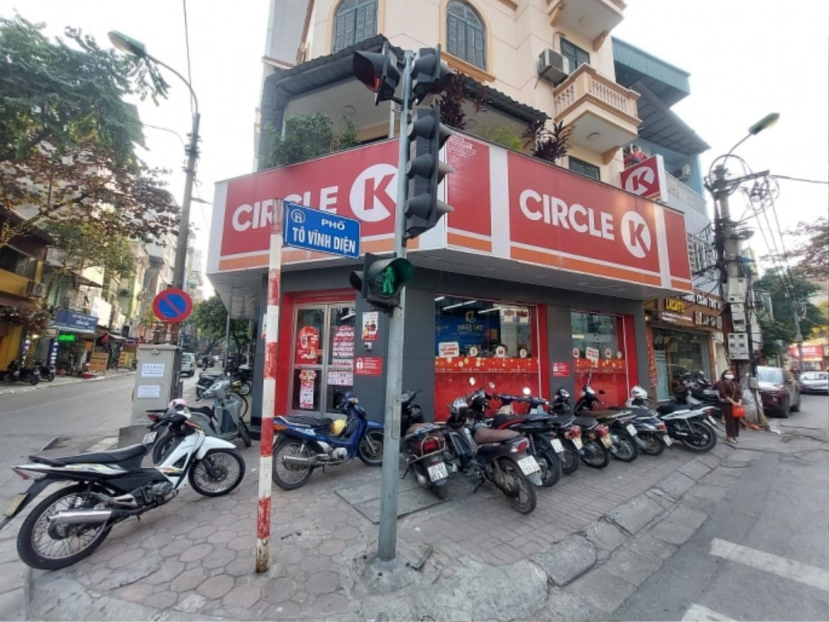 Vào mua hàng tại Circle K ở Hà Nội, cô gái bị mất xe máy Ảnh 1