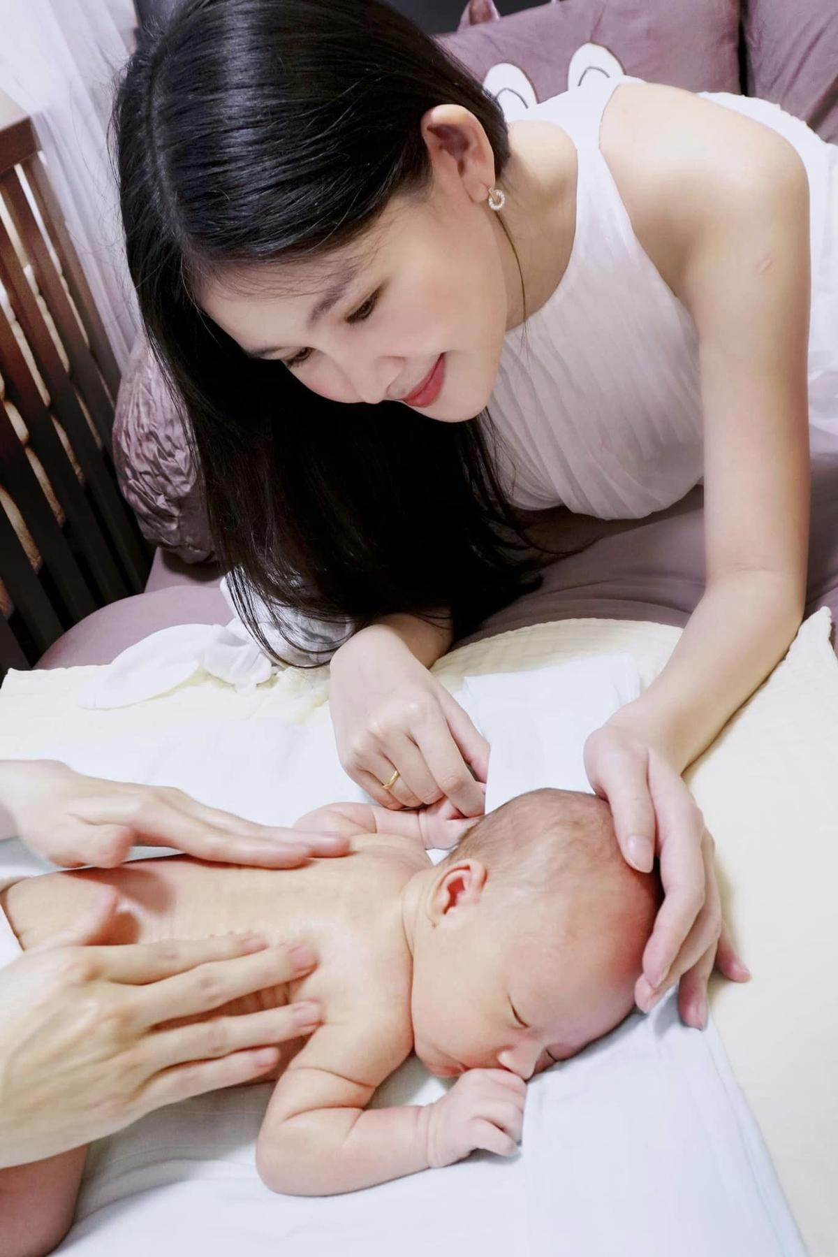 Lê Âu Ngân Anh trải lòng về tháng ngày làm mẹ bỉm sữa, tiết lộ những thay đổi sau sinh Ảnh 1