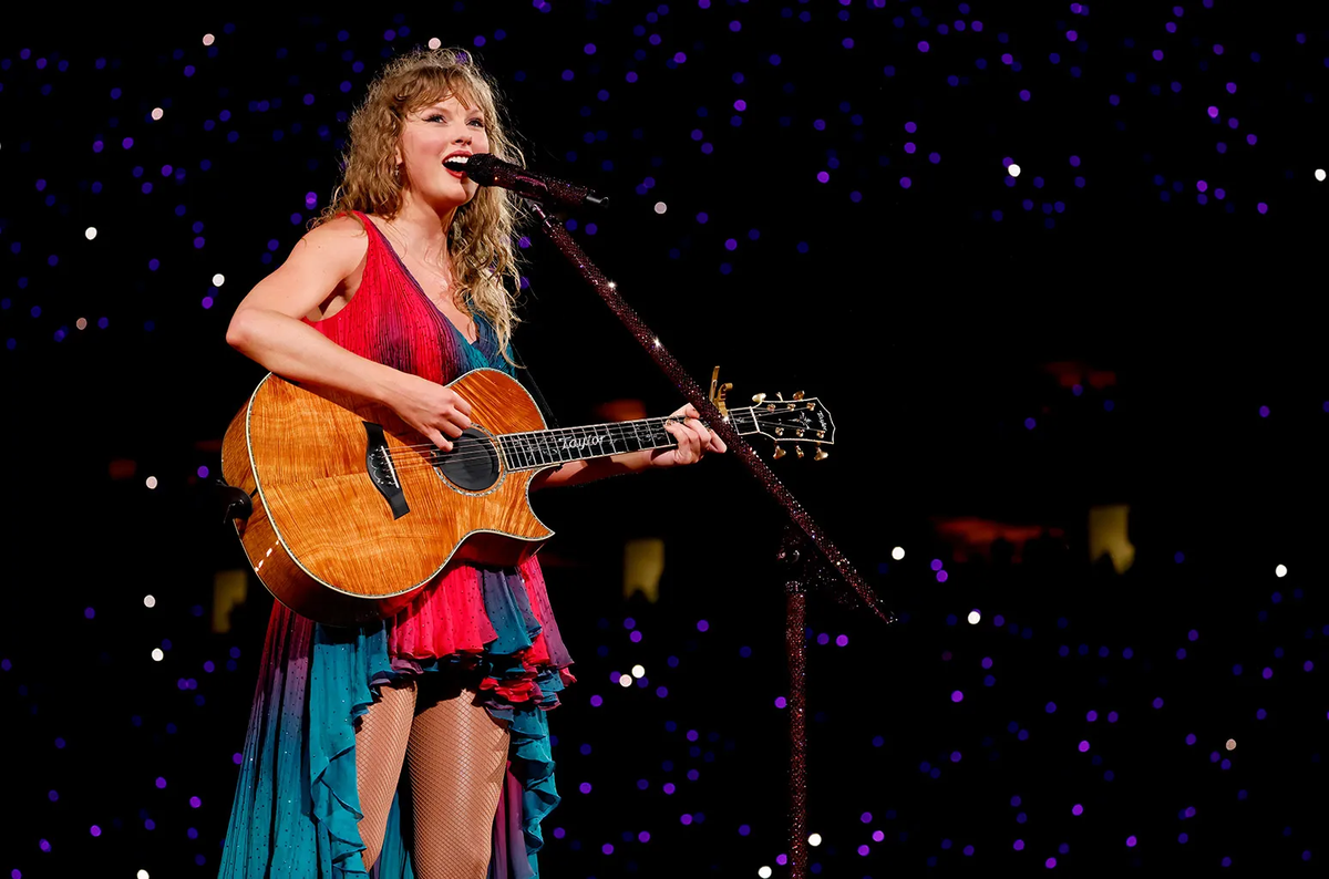 Taylor Swift 'ăn mừng' chiến thắng của bạn trai cầu thủ trên sân khấu The Eras Tour Ảnh 3