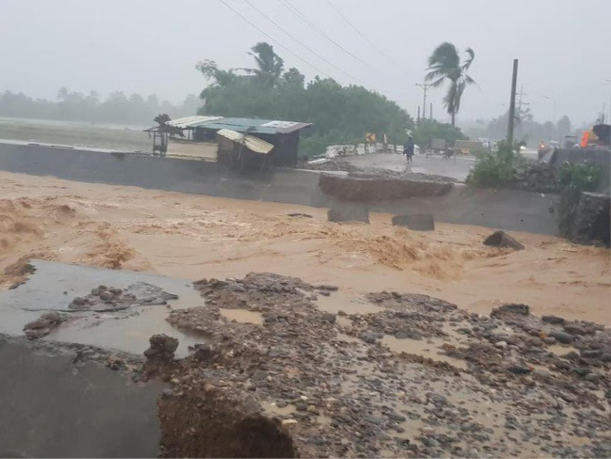 Bão Trà Mi khiến 14 người chết tại Philippines, nước lũ dâng cao đến mái nhà Ảnh 1