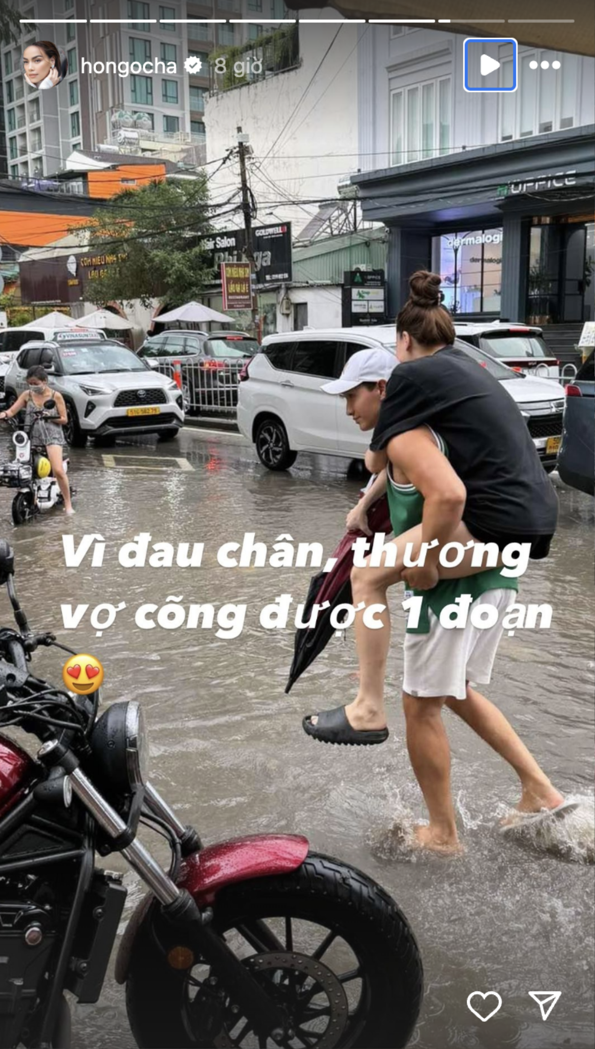 Hồ Ngọc Hà được Kim Lý cõng trên lưng, lội bì bõm dưới nước Ảnh 1