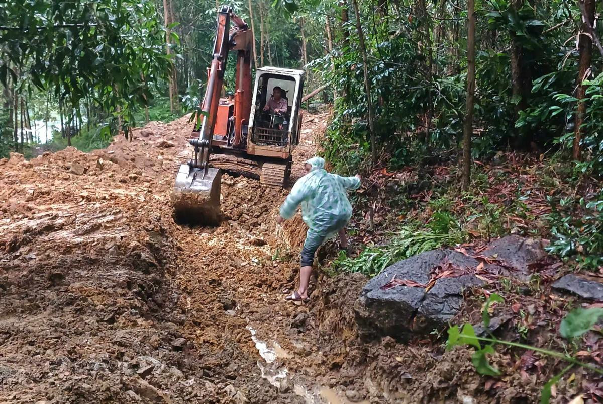 Phát hiện vệt nứt trên đỉnh đồi, Quảng Nam sơ tán cả khu dân cư Ảnh 4