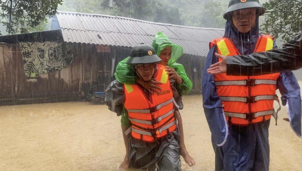 Mưa lớn khiến lũ dâng nhanh, hàng nghìn hộ dân miền Trung di dời khẩn cấp Ảnh 1