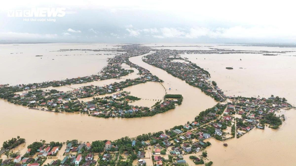 Rốn lũ Quảng Bình: Nước ngập gần đến nóc nhà, người dân trắng đêm không ngủ Ảnh 4