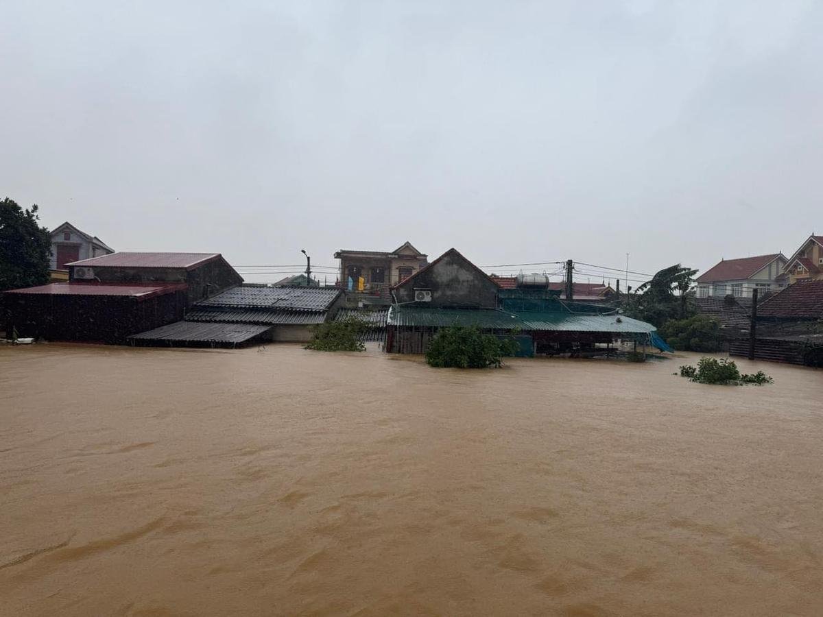 Rốn lũ Quảng Bình: Nước ngập gần đến nóc nhà, người dân trắng đêm không ngủ Ảnh 1