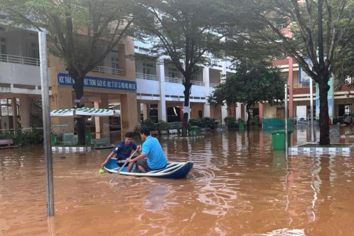 Nước lũ dâng cao, thầy giáo chèo xuồng vào trường để kê đồ dùng học tập lên Ảnh 3