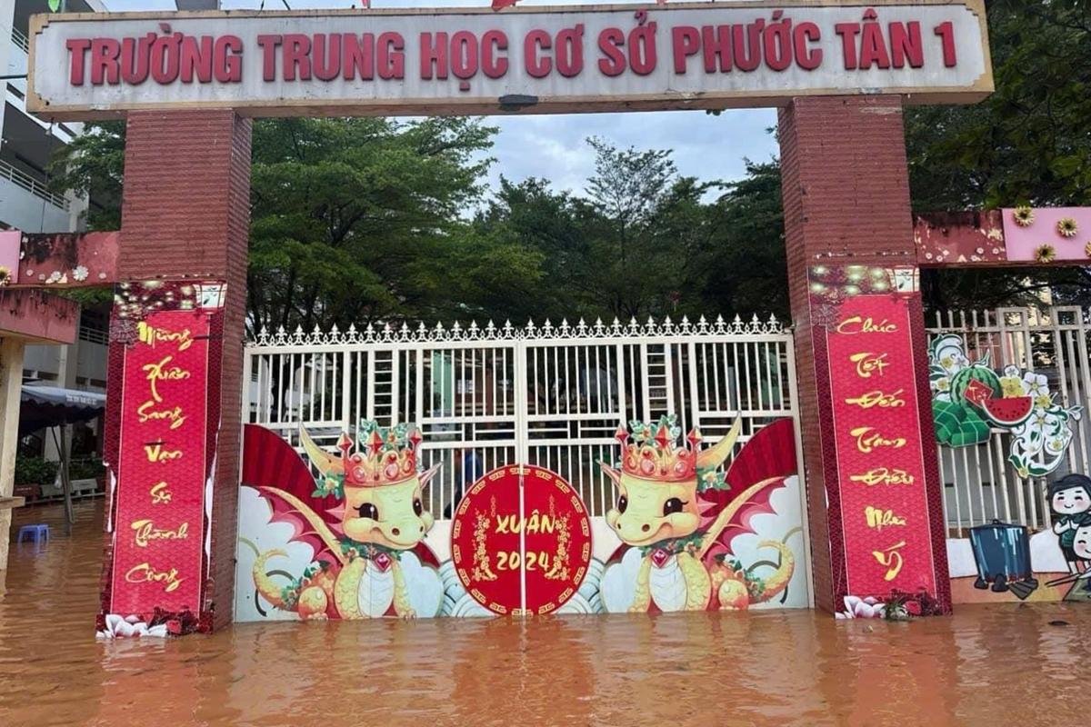 Nước lũ dâng cao, thầy giáo chèo xuồng vào trường để kê đồ dùng học tập lên Ảnh 1