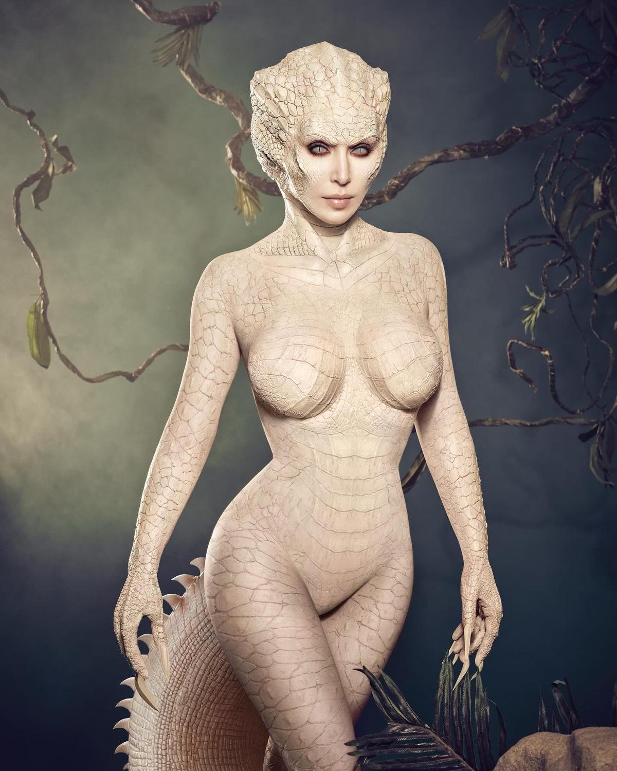 Kim Kardashian xứng danh 'nữ hoàng Halloween 2024' với màn biến hình thành cá sấu bạch tạng Ảnh 2