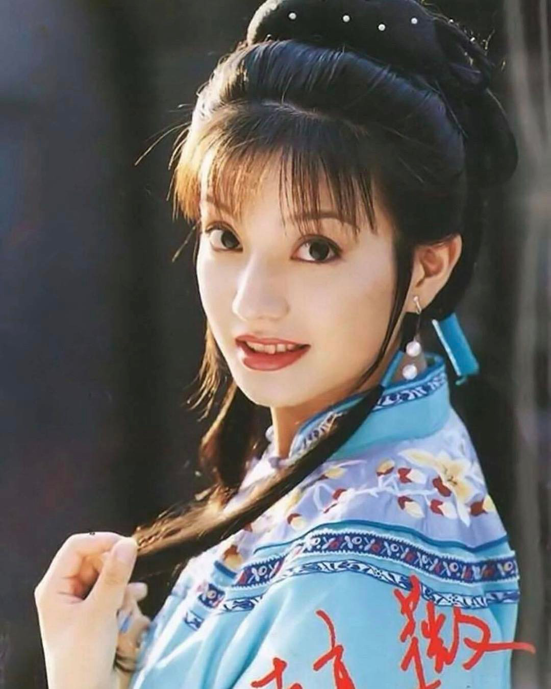 Nữ diễn viên xinh đẹp bị khán giả lao lên sân khấu đánh tới tấp, chỉ biết ôm đầu chịu trận Ảnh 1