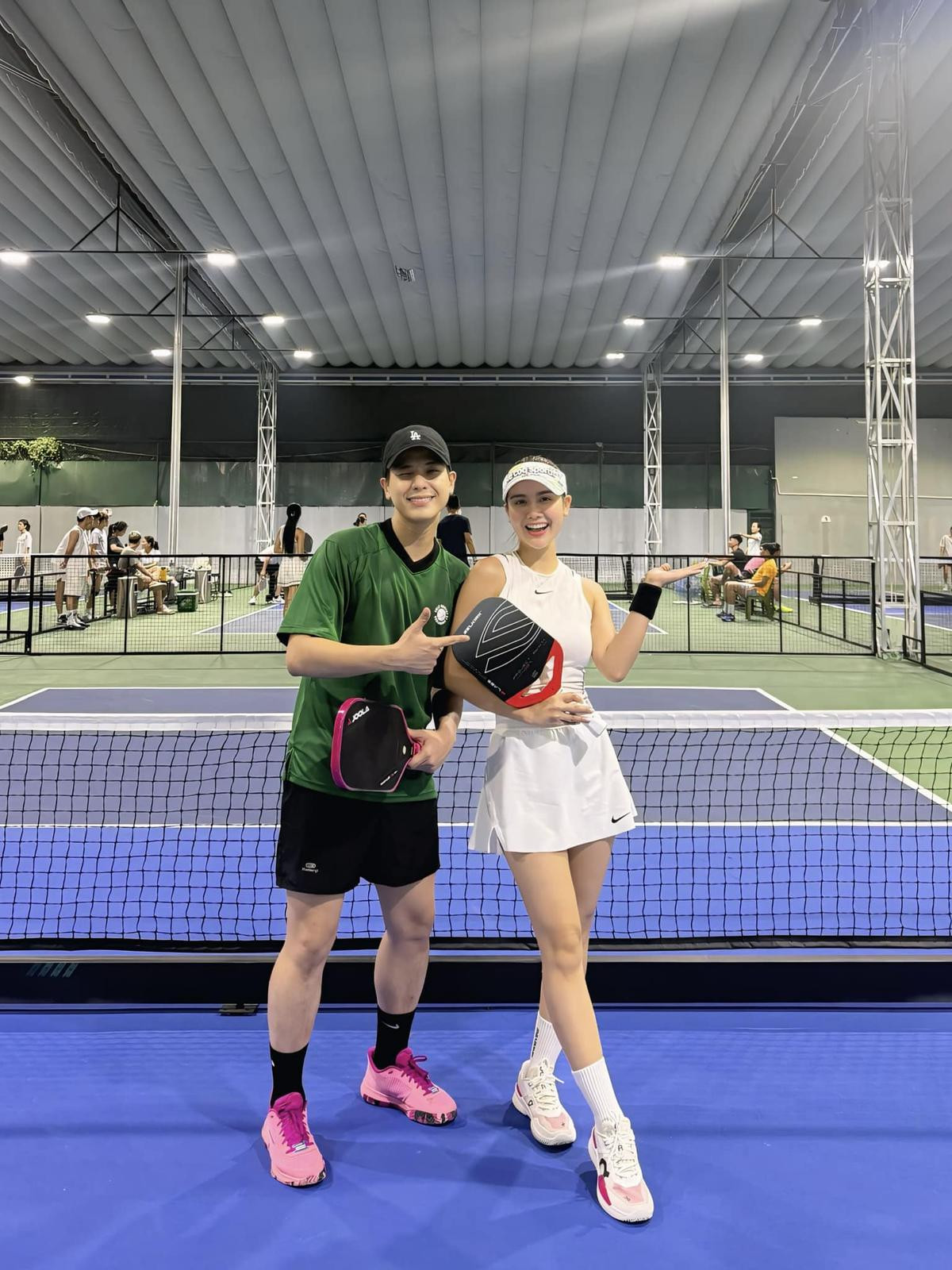 Có thể là hình ảnh về 6 người và mọi người đang chơi tennis