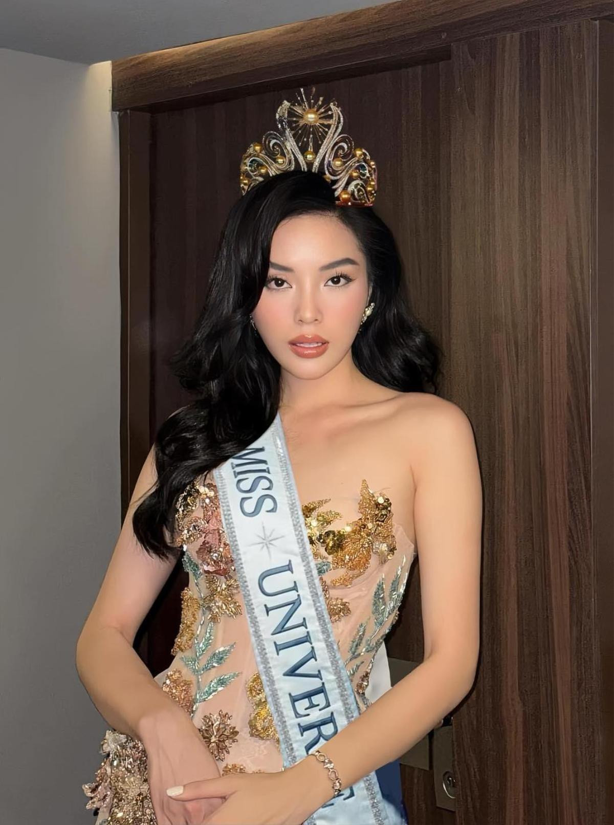 Kỳ Duyên đội vương miện Miss Universe, chuyện gì đây? Ảnh 1