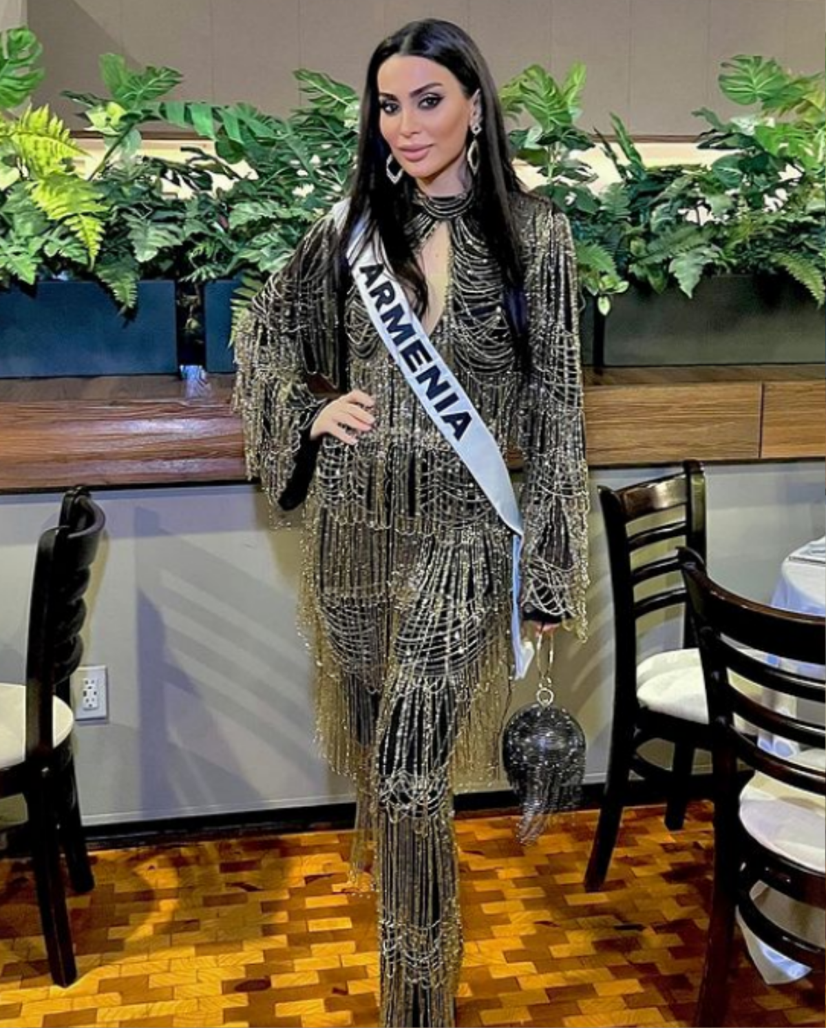 Đối thủ Kỳ Duyên trình diễn áo tắm như làm xiếc ở bán kết Miss Universe Ảnh 1