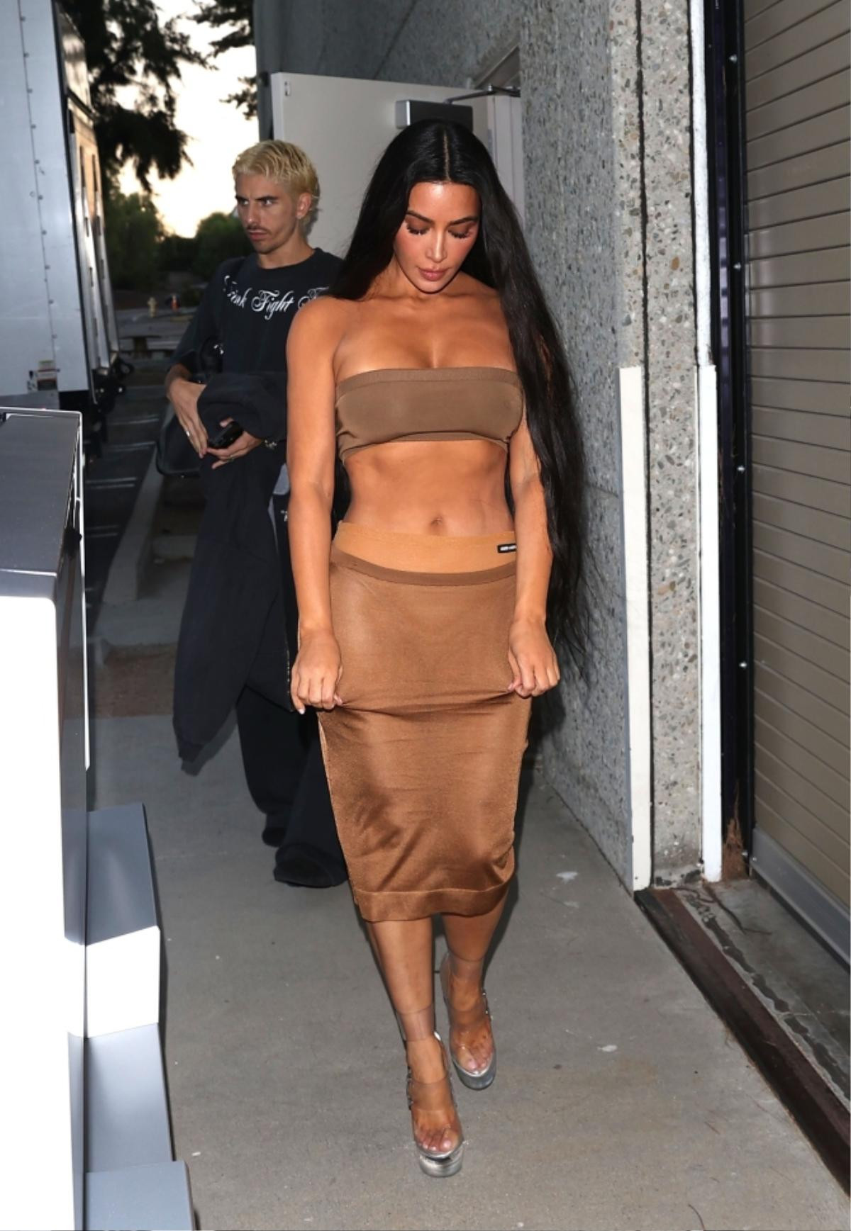 Kim Kardashian 'đốt mắt' với thân hình quyến rũ trong áo crop top siêu nhỏ Ảnh 2