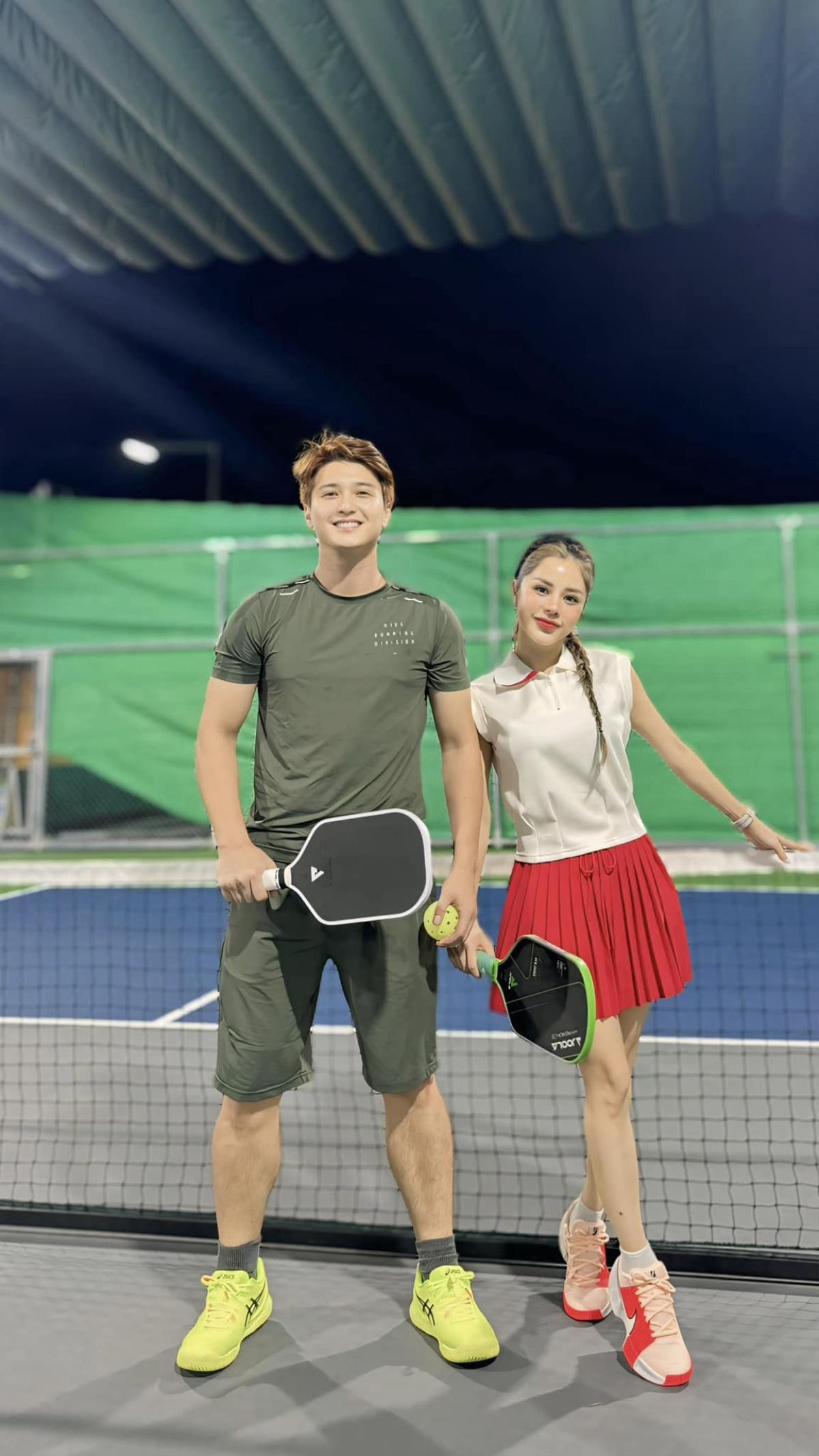 Có thể là hình ảnh về 2 người, mọi người đang chơi tennis và văn bản