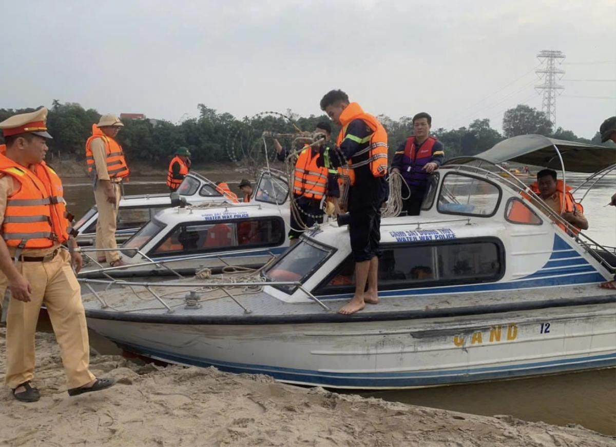 Huy động người nhái, thiết bị lặn hiện đại tìm 4 học sinh lớp 8 mất tích gần cầu Phong Châu Ảnh 2