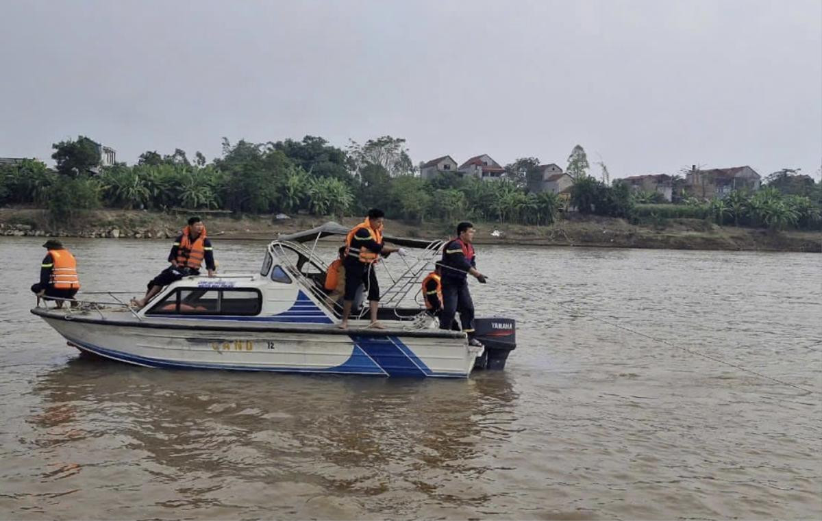 Huy động người nhái, thiết bị lặn hiện đại tìm 4 học sinh lớp 8 mất tích gần cầu Phong Châu Ảnh 3