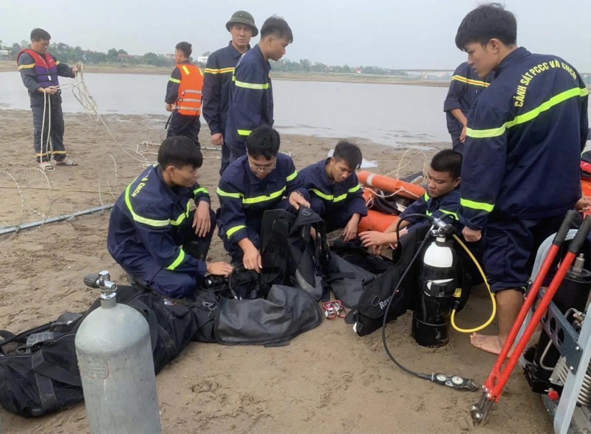 Huy động người nhái, thiết bị lặn hiện đại tìm 4 học sinh lớp 8 mất tích gần cầu Phong Châu Ảnh 1