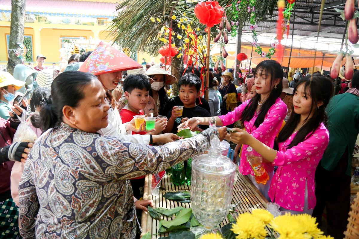 Chợ "độc nhất vô nhị" tại Tây Ninh: Khách không cần tiền, chỉ đưa lá cây là mua được đồ ăn Ảnh 1