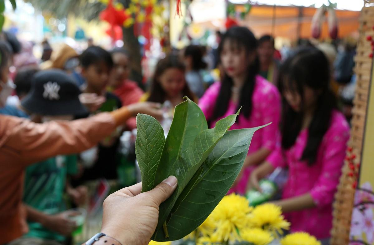 Chợ "độc nhất vô nhị" tại Tây Ninh: Khách không cần tiền, chỉ đưa lá cây là mua được đồ ăn Ảnh 2