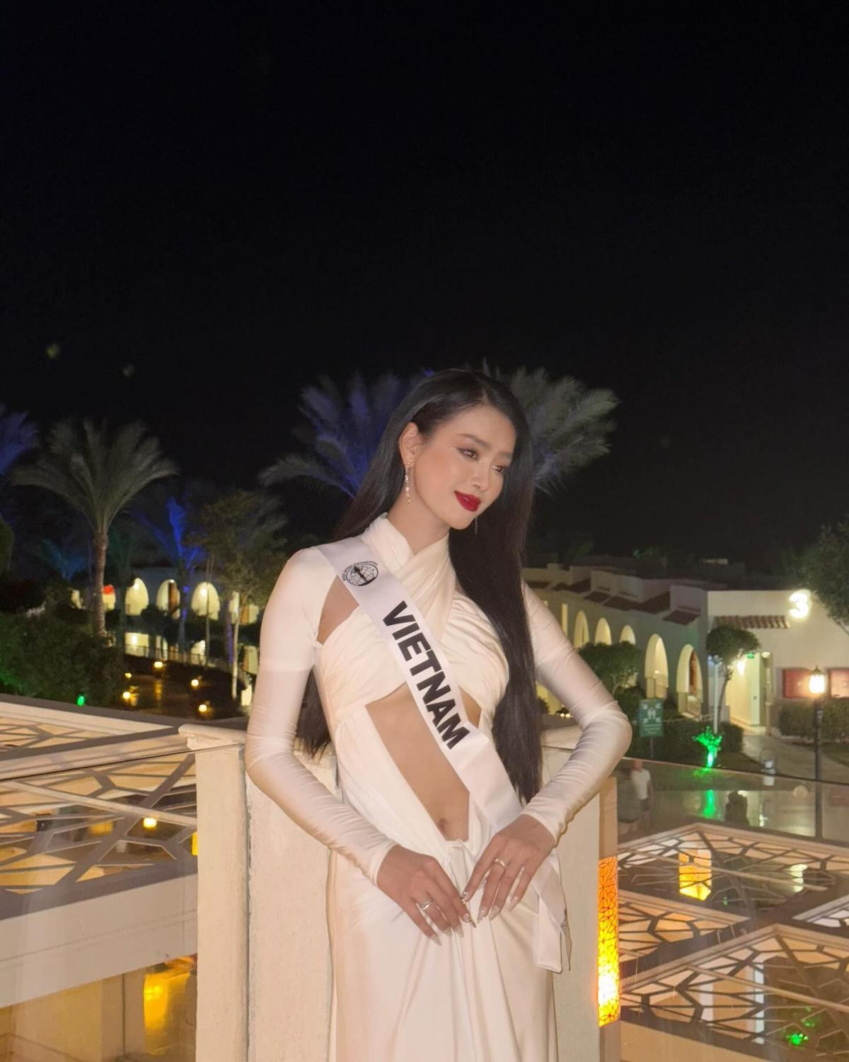 Bùi Khánh Linh diện váy khoe đường chân ngực trong ngày nhận sash Miss Intercontinental 2024 Ảnh 3