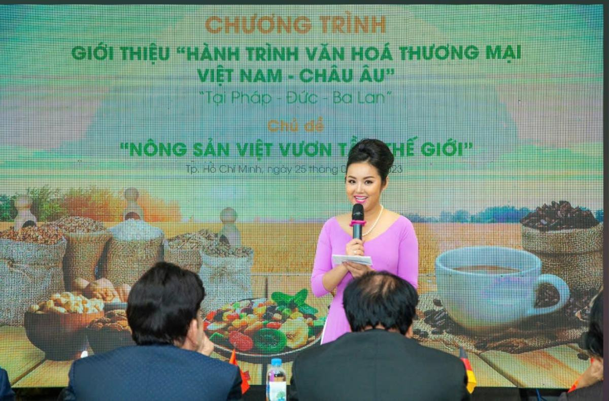 Cháu gái danh ca Giao Linh đem 'hành trình văn hoá - thương mại' ra thế giới với chiếc áo dài Ảnh 3