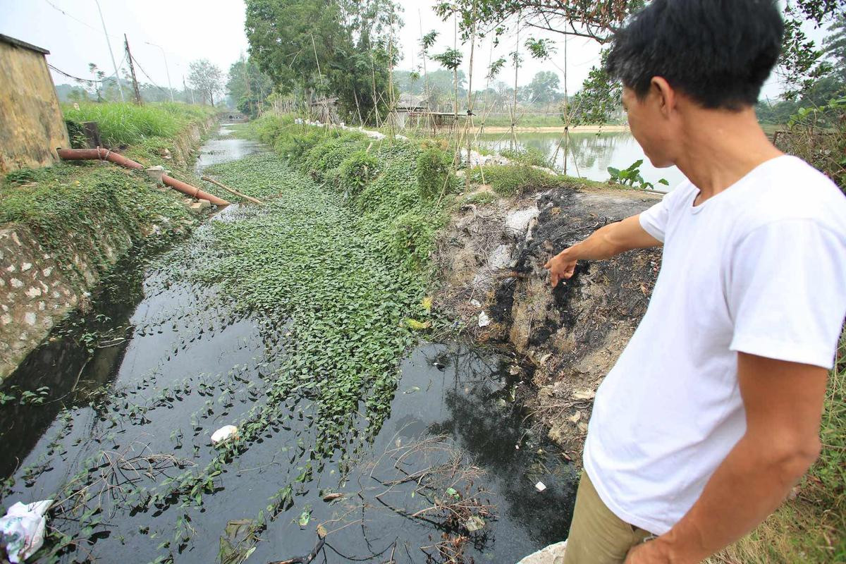 Vụ 4 người trong một gia đình tử vong dưới mương nước: Người thân bần thần trong tang lễ Ảnh 4