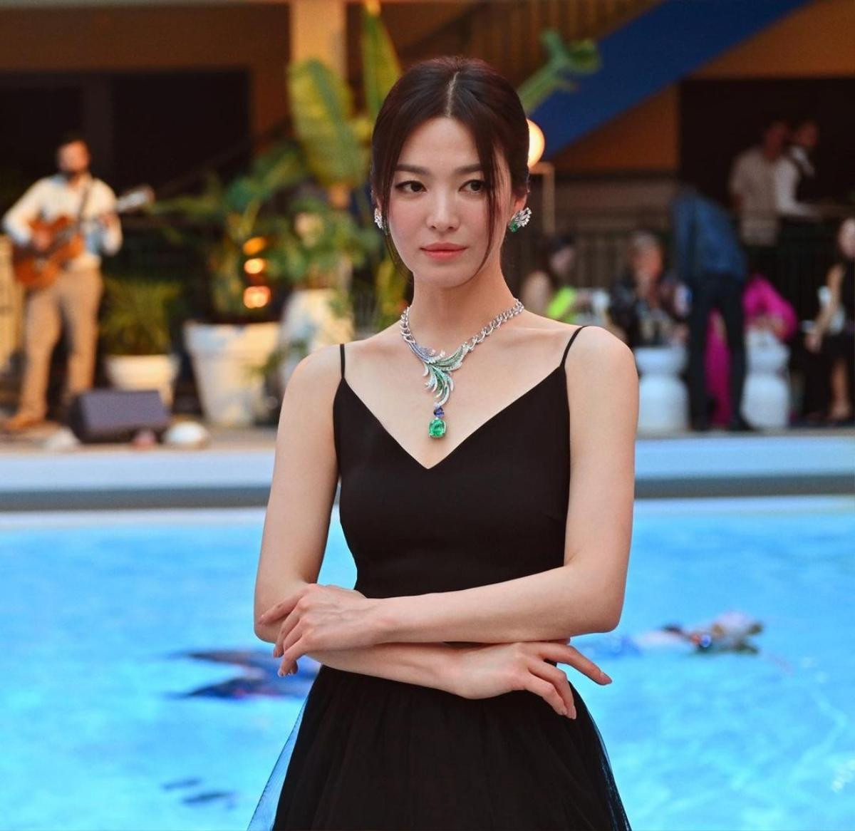 Song Hye Kyo khoe sắc vóc nóng bỏng khi diện bikini 1 mảnh Ảnh 3