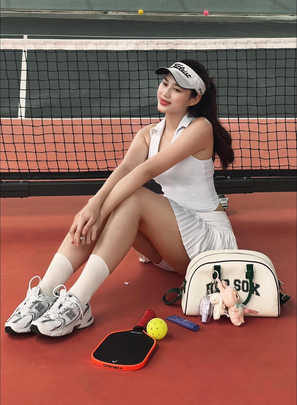 Có thể là hình ảnh về 1 người, đang chơi tennis và văn bản