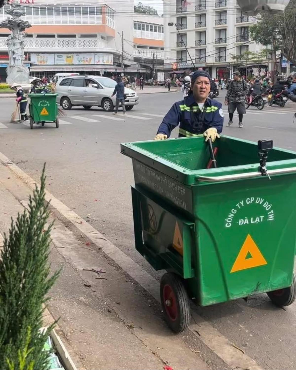 Nam diễn viên đình đám bị bắt gặp lang thang trên phố quét rác, danh tính chẳng ai xa lạ Ảnh 1