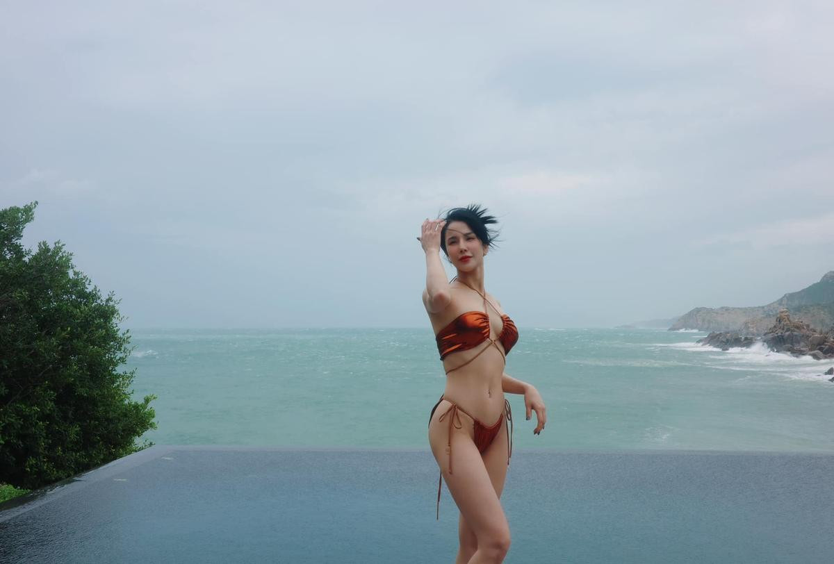 Diệp Lâm Anh mặc bikini bé xíu khoe hình thể nét căng Ảnh 1