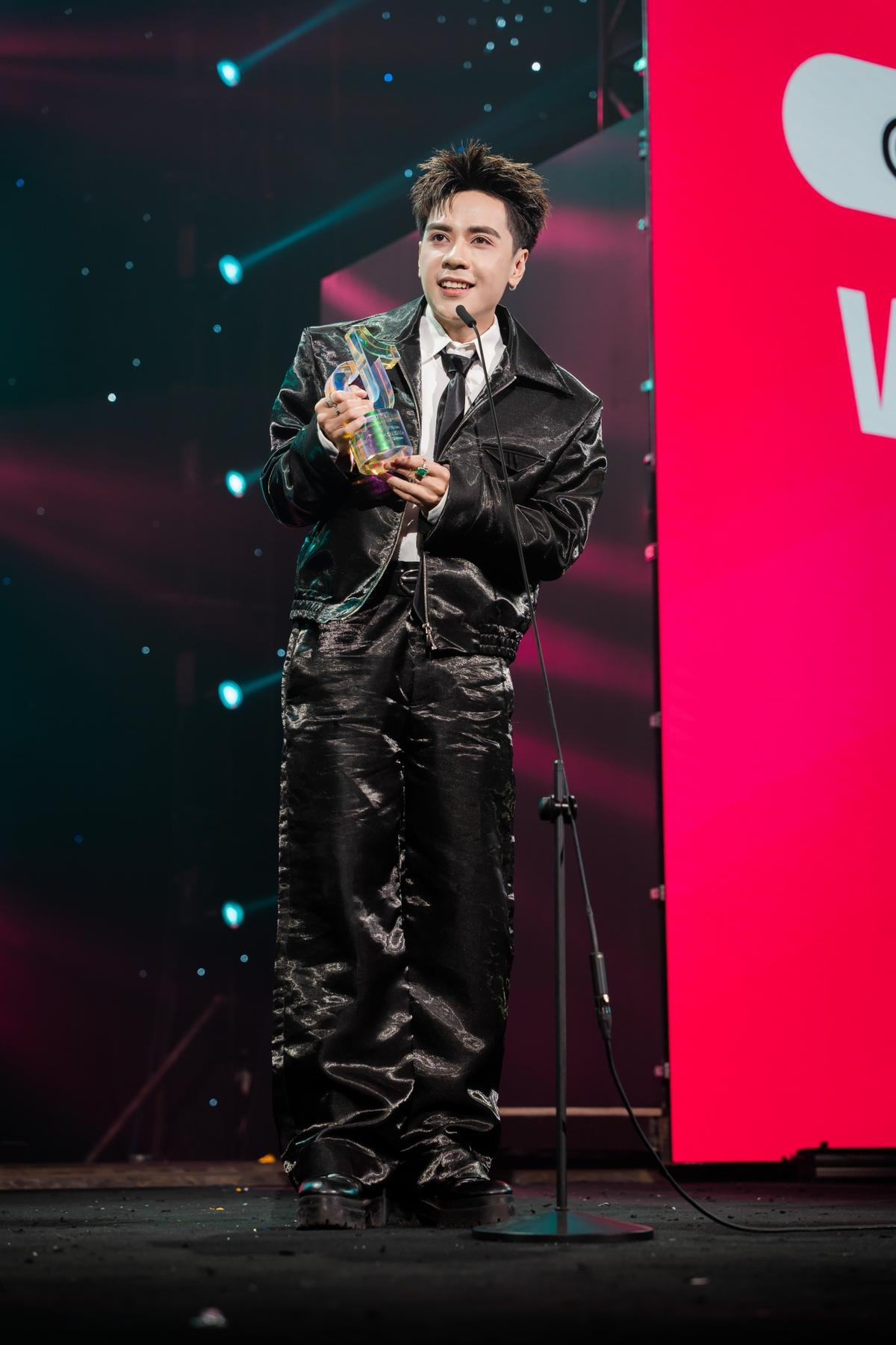 Khoảnh khắc ấn tượng đêm vinh danh TikTok Awards VN 2024: Đỗ Kim Phúc tặng 'quà khủng' cho fan Ảnh 9