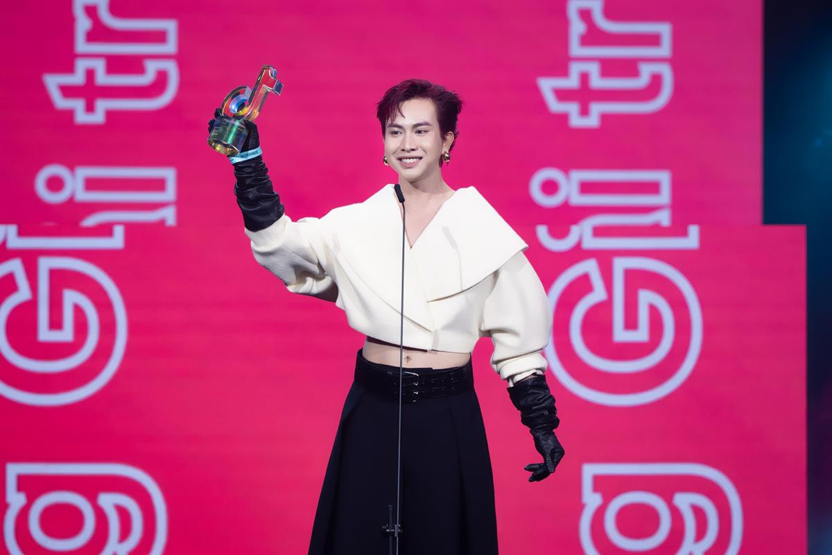 Khoảnh khắc ấn tượng đêm vinh danh TikTok Awards VN 2024: Đỗ Kim Phúc tặng 'quà khủng' cho fan Ảnh 6