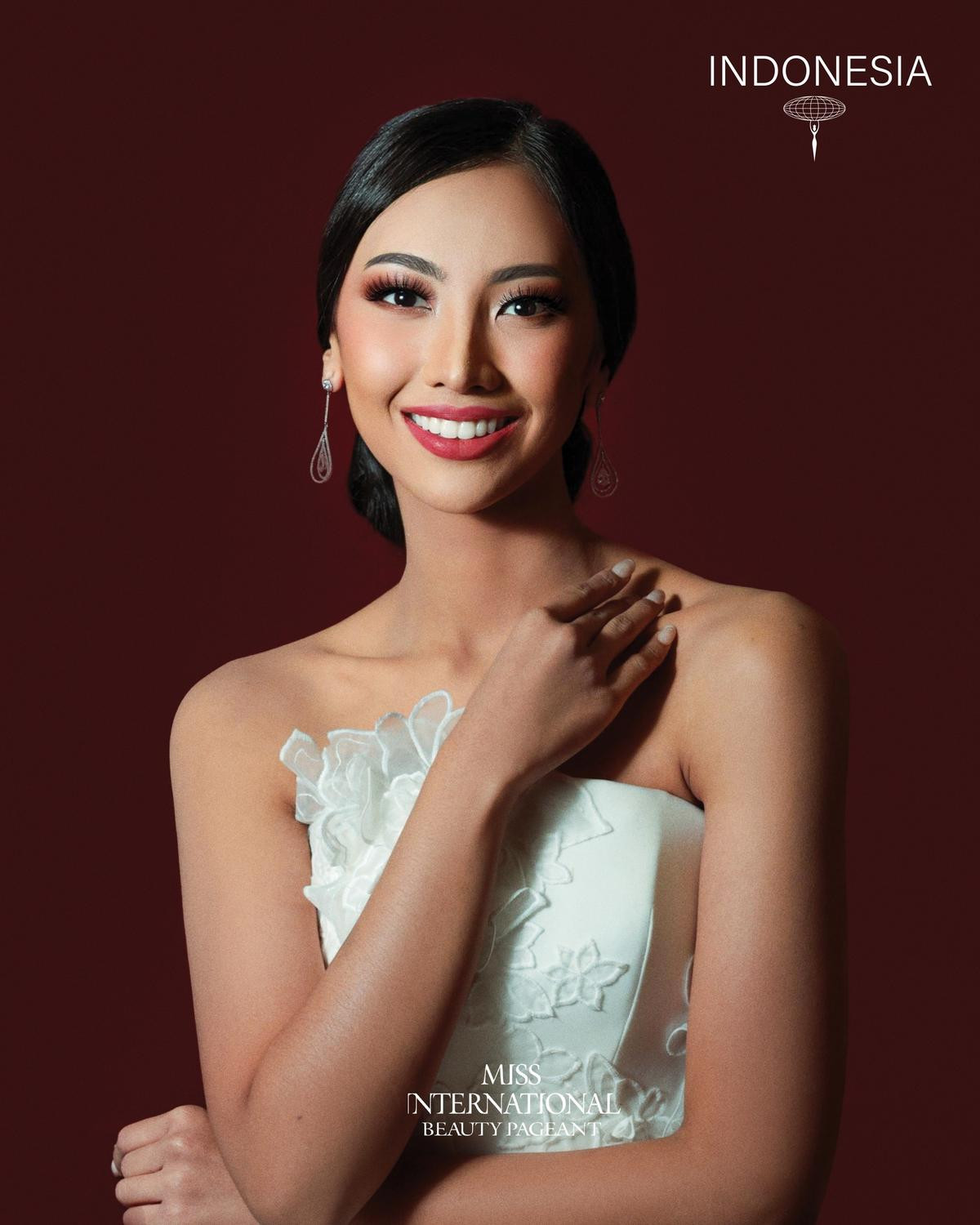 Bức ảnh Glamshot của Thanh Thủy gây thu hút trên trang chủ Miss International