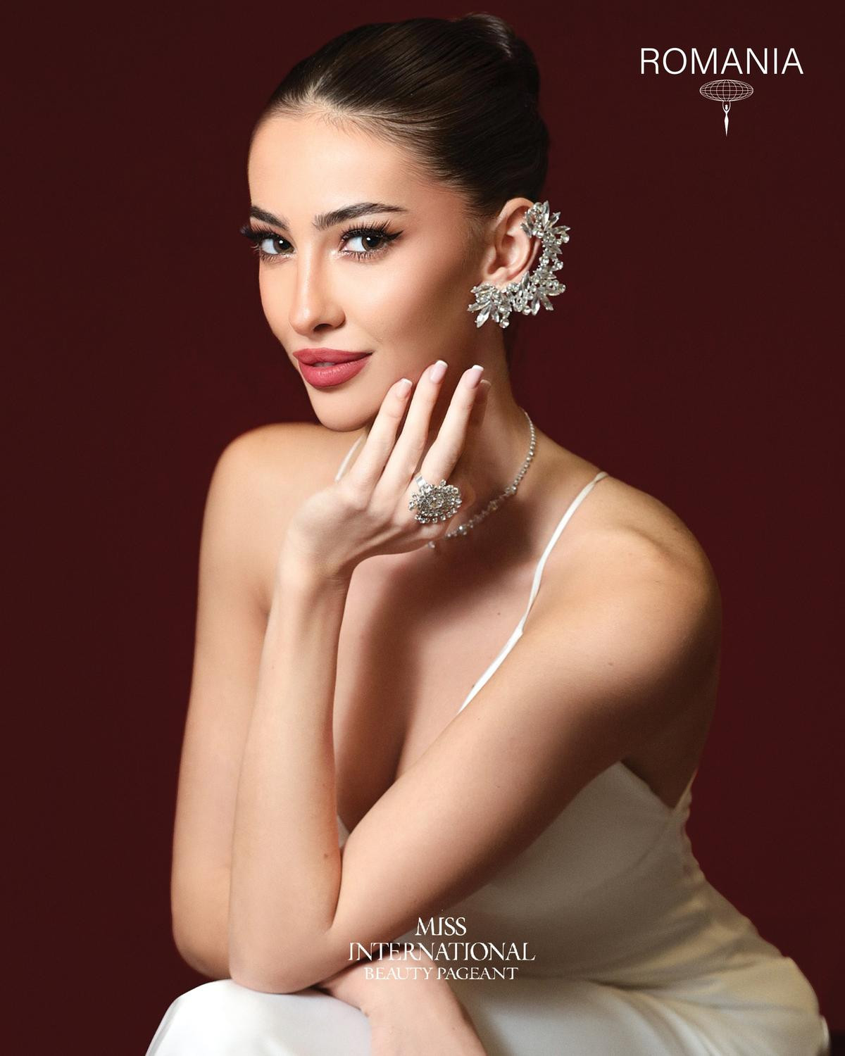 Bức ảnh Glamshot của Thanh Thủy gây thu hút trên trang chủ Miss International