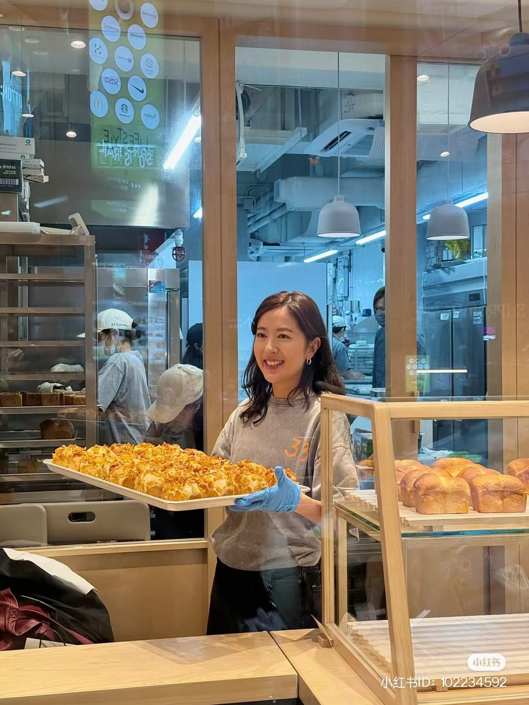 Nữ diễn viên nổi tiếng một thời bị bắt gặp đi bán bánh, diện mạo không son phấn gây sốc Ảnh 2