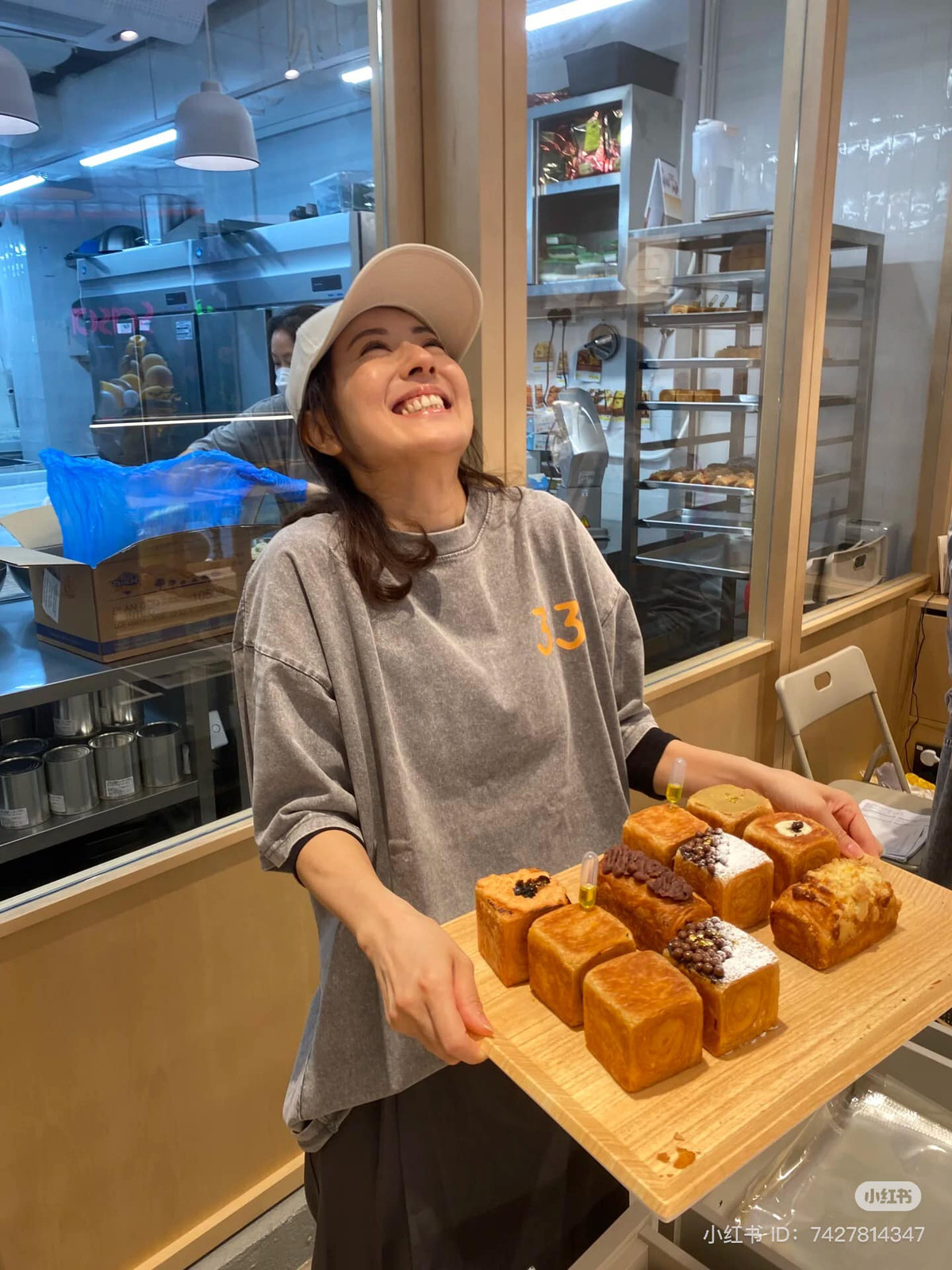 Nữ diễn viên nổi tiếng một thời bị bắt gặp đi bán bánh, diện mạo không son phấn gây sốc Ảnh 3