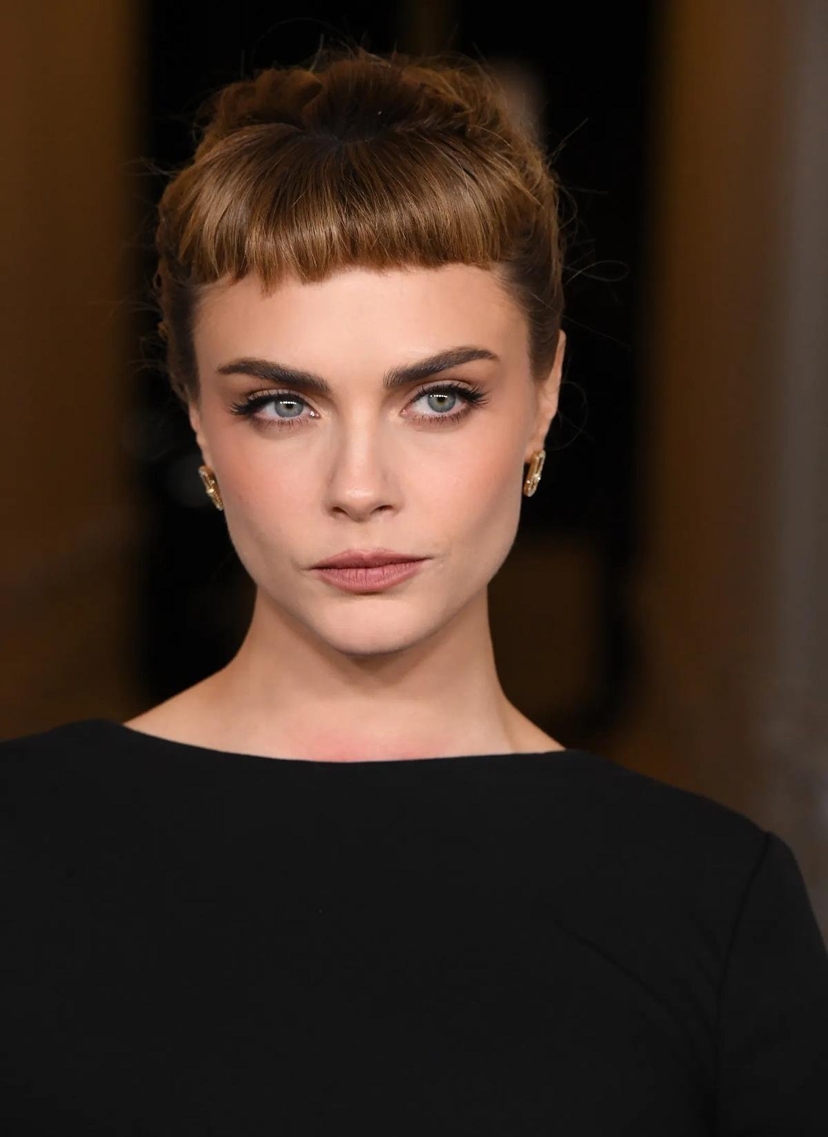 Cara Delevingne đánh thức vẻ đẹp cổ điển với kiểu mái Audrey Hepburn Ảnh 2