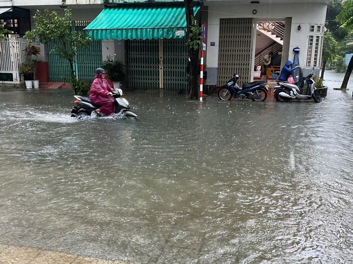 Đà Nẵng mưa lớn trong đêm khiến các tuyến phố ngập sâu Ảnh 3