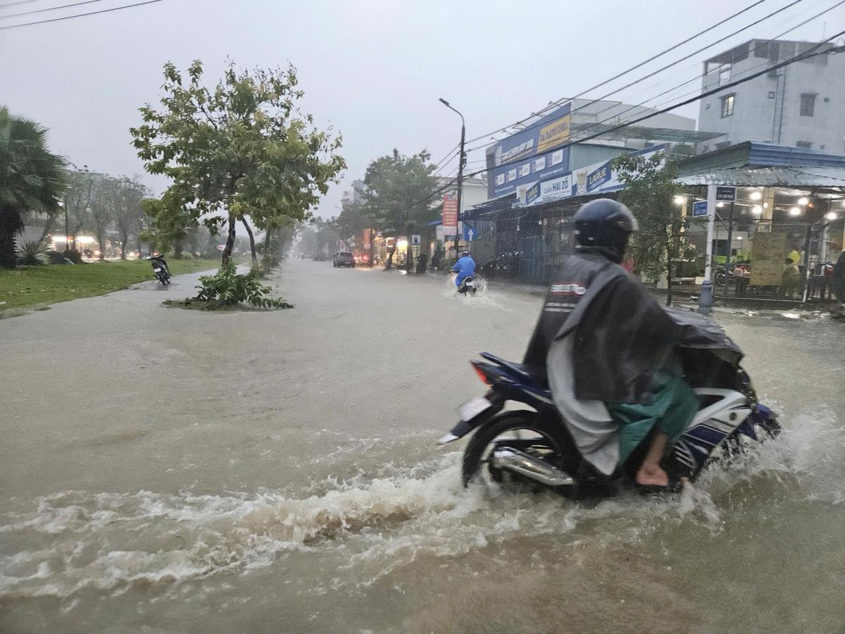 Đà Nẵng mưa lớn trong đêm khiến các tuyến phố ngập sâu Ảnh 1