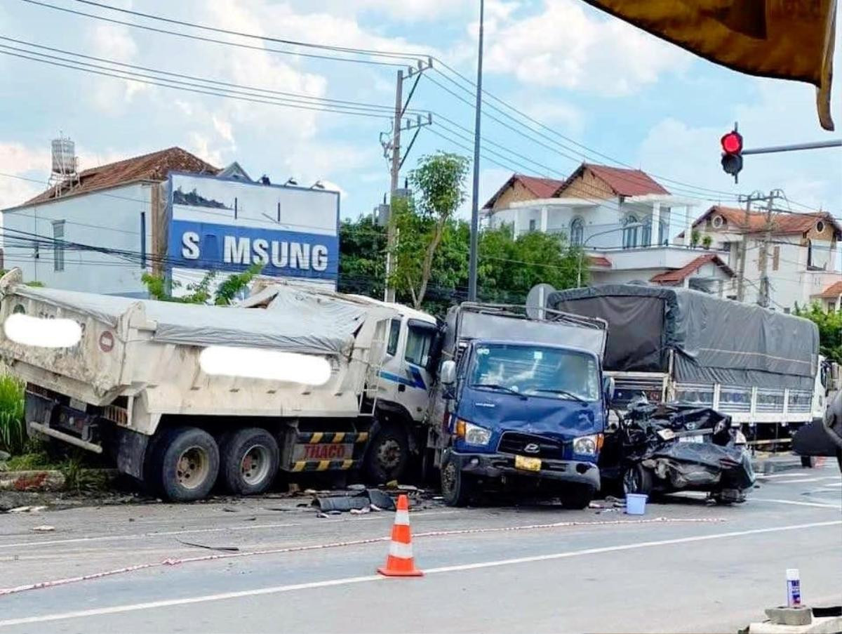 Cảnh tượng kinh hoàng xe ben mất lái đâm vào đoàn người dừng đèn đỏ, vò nát 3 ô tô, 1 xe máy Ảnh 2