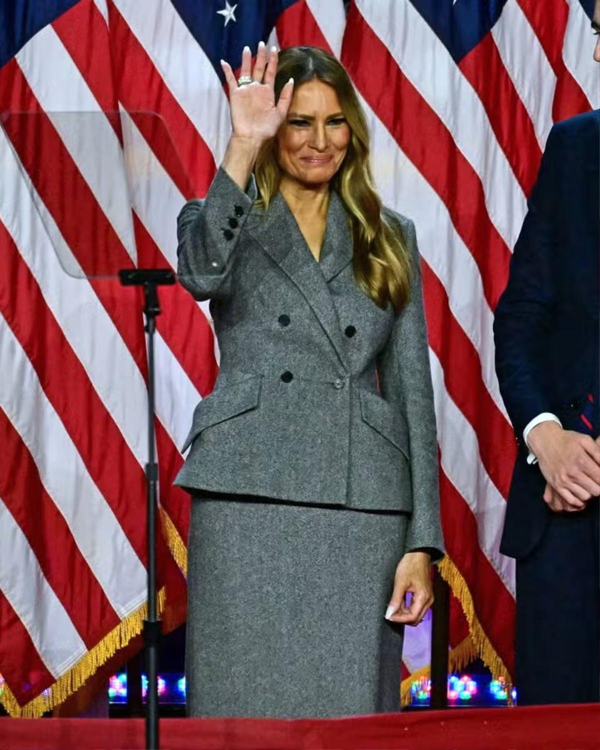 Phu nhân Melania Trump diện đồ có giá 170 triệu trong ngày chồng tái đắc cử Tổng thống Ảnh 1