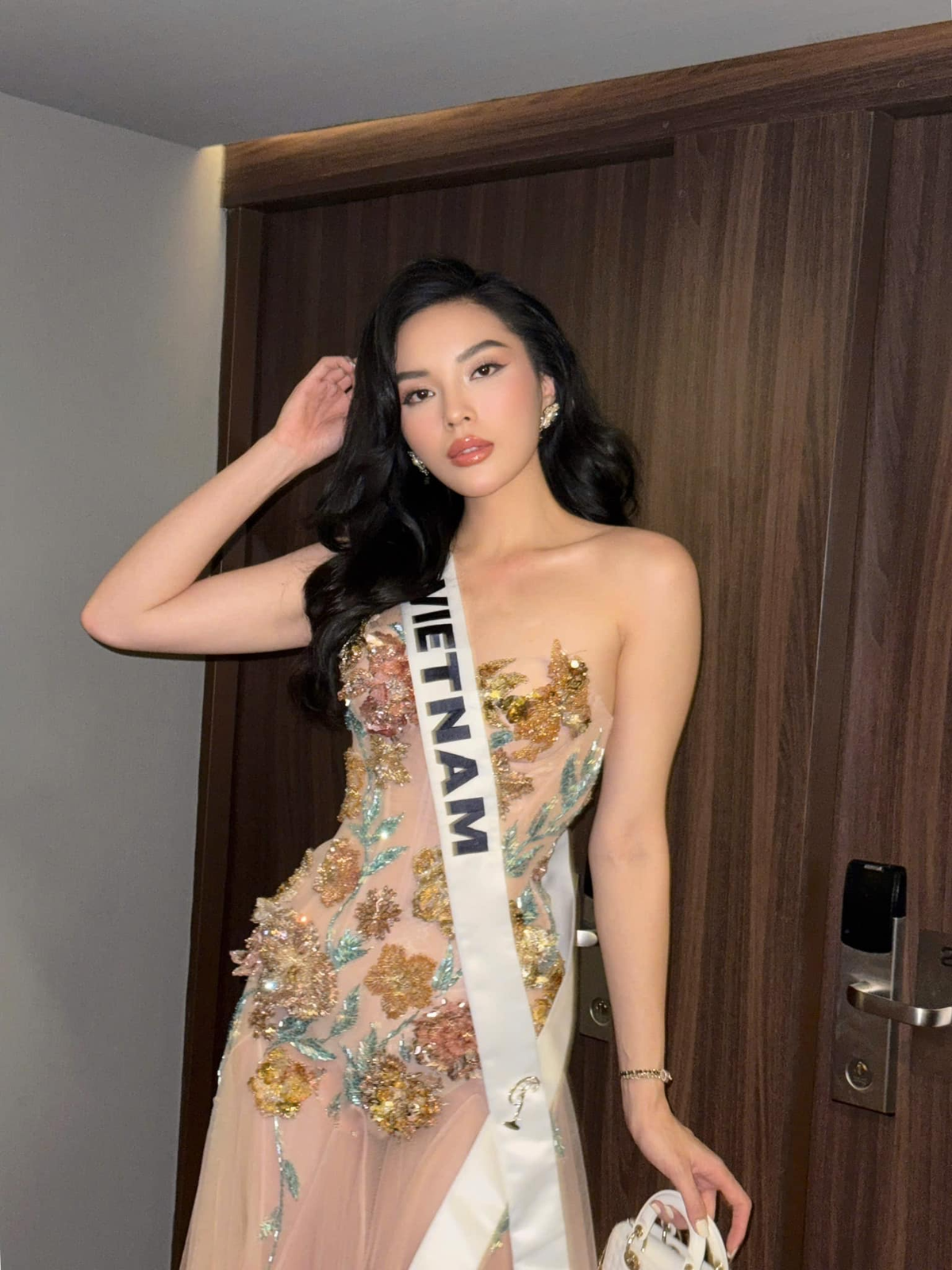 Hoa hậu Kỳ Duyên nuốt mic 'giòn tan' khi ứng xử diễn tập thi Miss Universe Ảnh 2